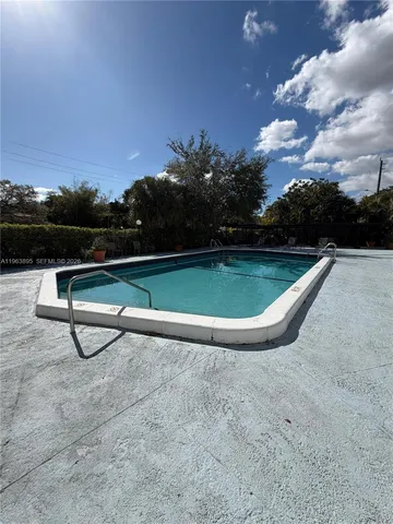 $1,750 | 16950 West Dixie Highway, Unit A 526, North Miami Beach, FL 33160