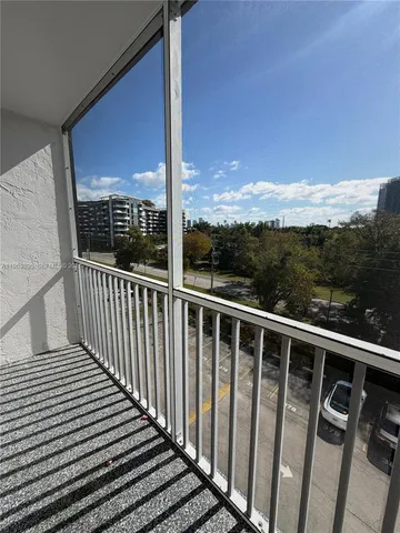 $1,750 | 16950 West Dixie Highway, Unit A 526, North Miami Beach, FL 33160