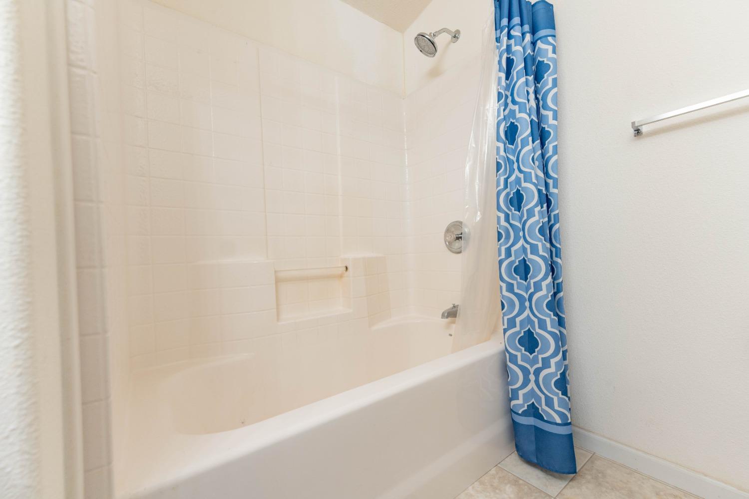 40778 Iris Road Squaw Valley, CA 93675 - Photo 22 of 44 a bathroom with a bathtub and shower