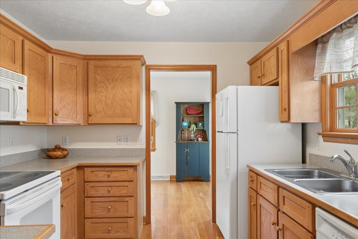 2064 Parker Road Bedford, VA 24523 - Photo 14 of 41 Kitchen