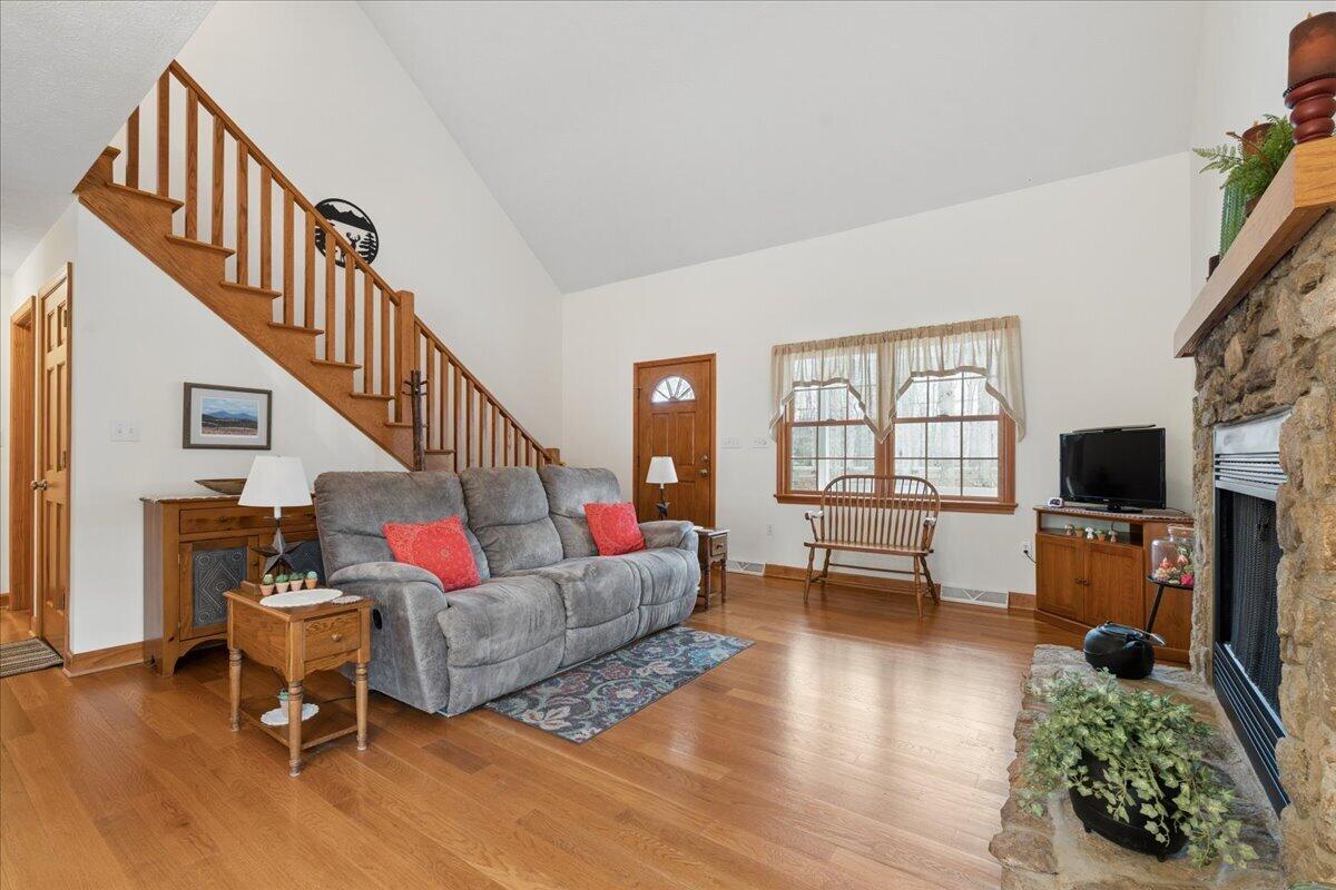 2064 Parker Road Bedford, VA 24523 - Photo 8 of 41 Living Room