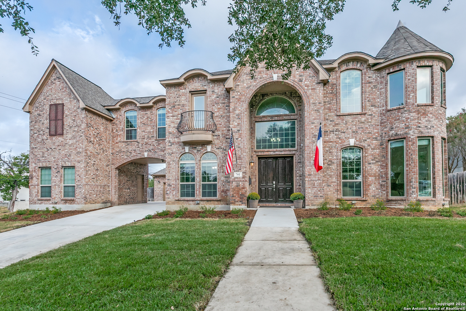 701 Morningside Drive Terrell Hills, TX 78209 - Photo 2 of 47 a front view of a house with a garden