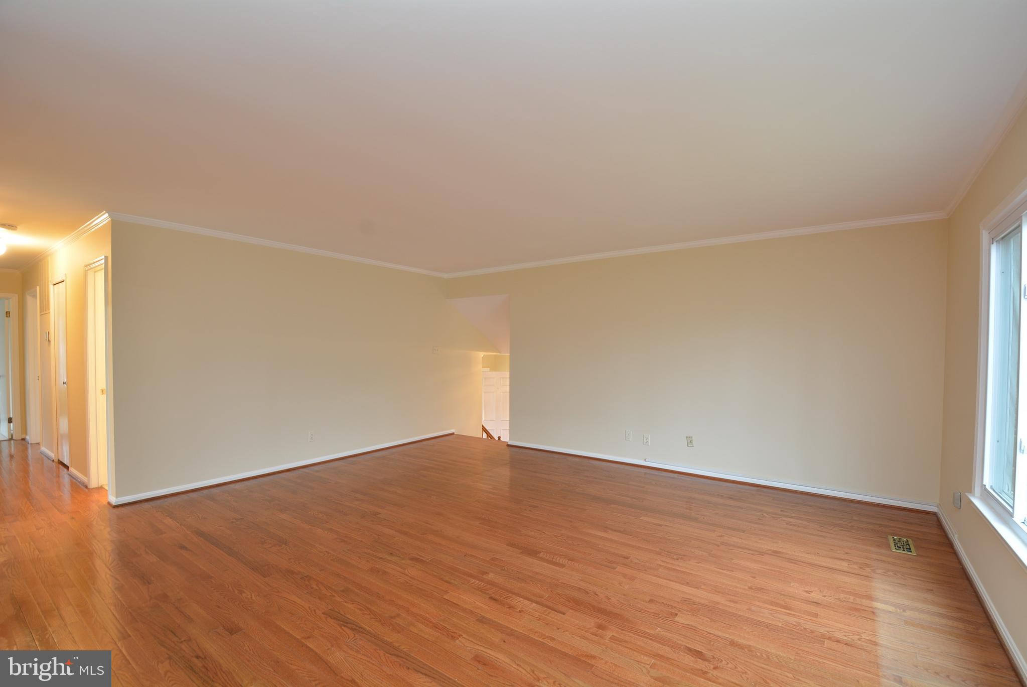6911 Rochambeau Place Springfield, VA 22153 - Photo 12 of 45 Living Room