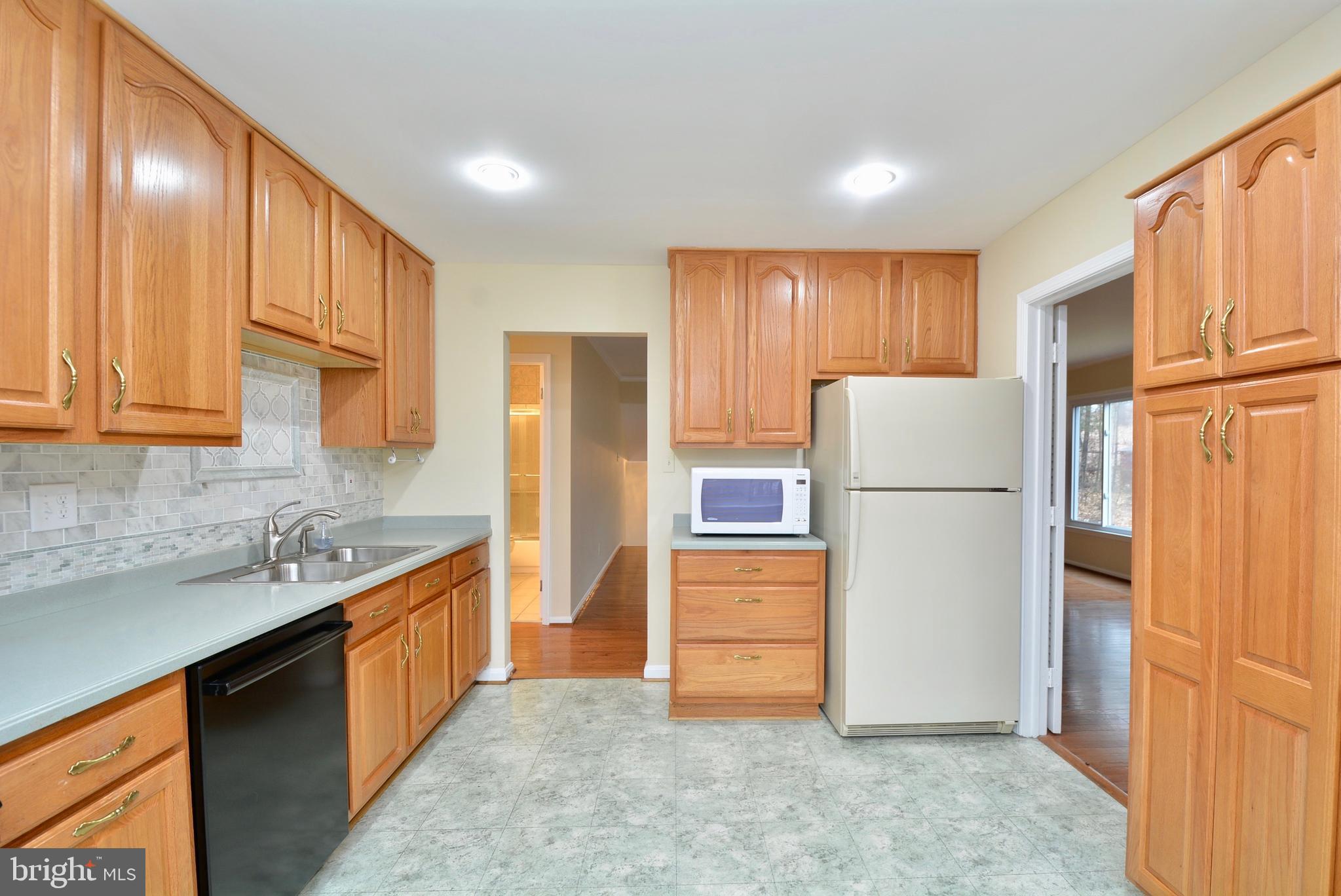 6911 Rochambeau Place Springfield, VA 22153 - Photo 9 of 45 Kitchen