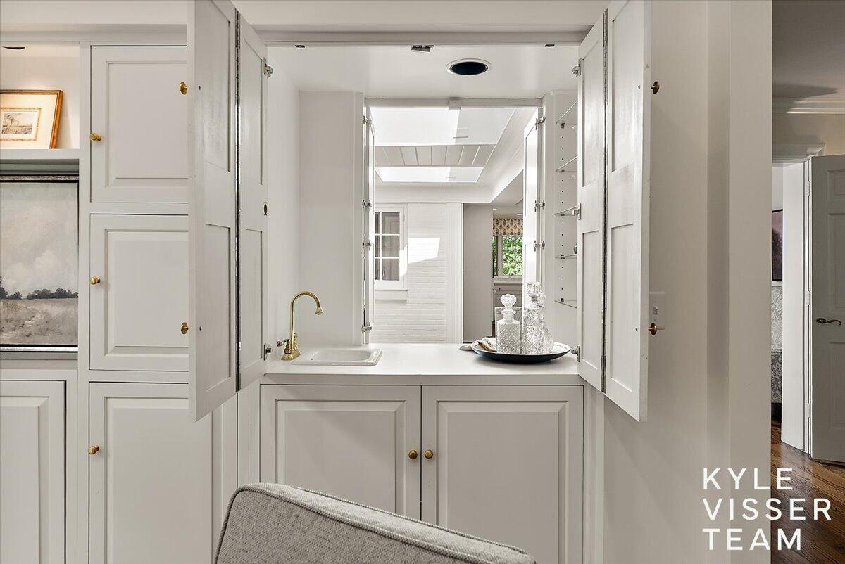 2089 Robinson Road Southeast Grand Rapids, MI 49506 - Photo 14 of 73 Wet Bar