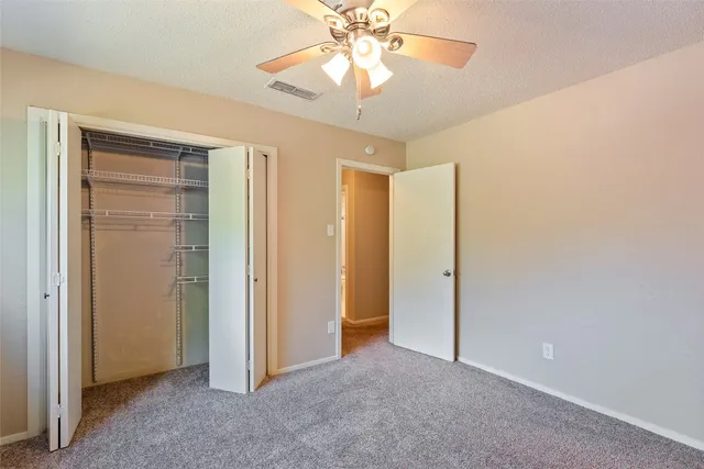 a view of empty room with a ceiling fan