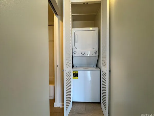 $3,300 | 2474 Kapiolani Boulevard, Unit 401, Honolulu, HI 96826