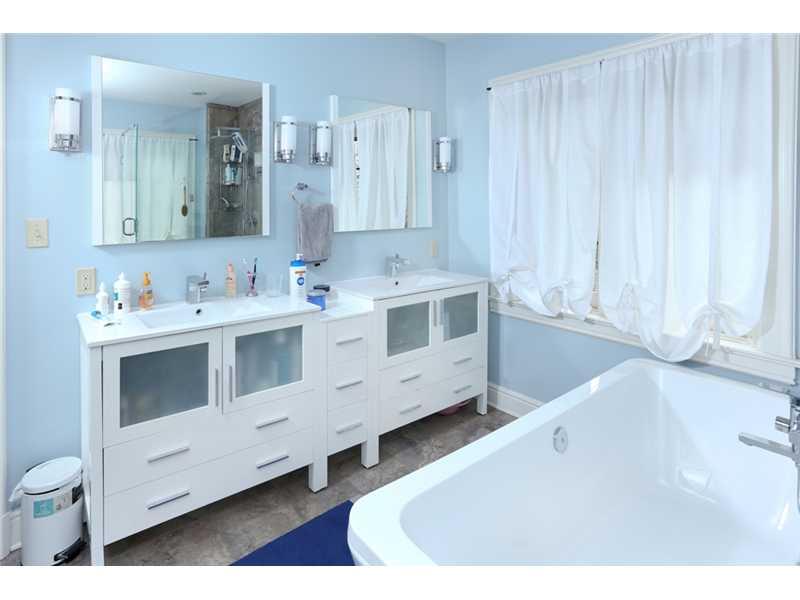 229 Gladstone Road Pittsburgh, PA 15217 - Photo 19 of 25 Master Bath/Spa.