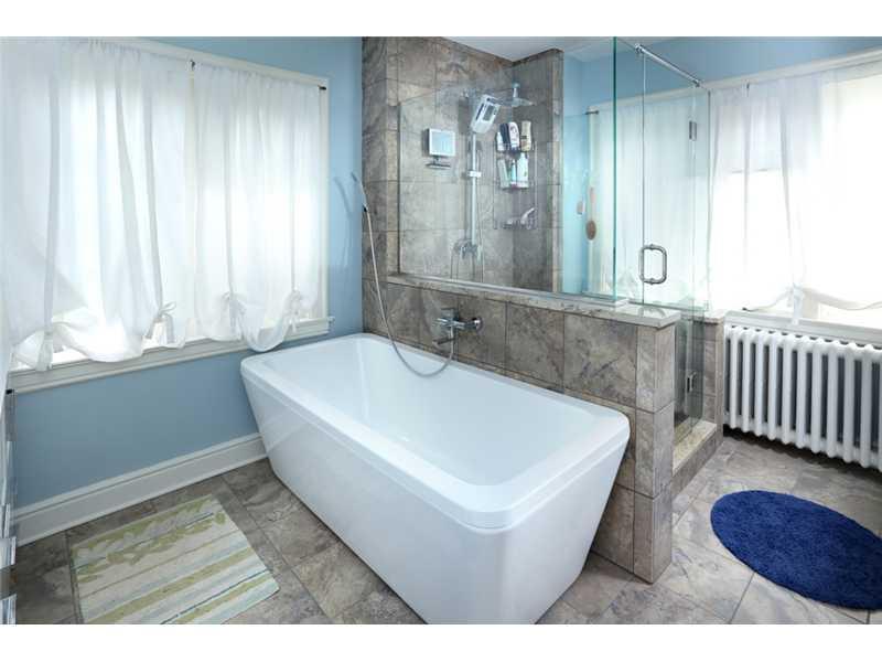 229 Gladstone Road Pittsburgh, PA 15217 - Photo 20 of 25 Master Bath/Spa.