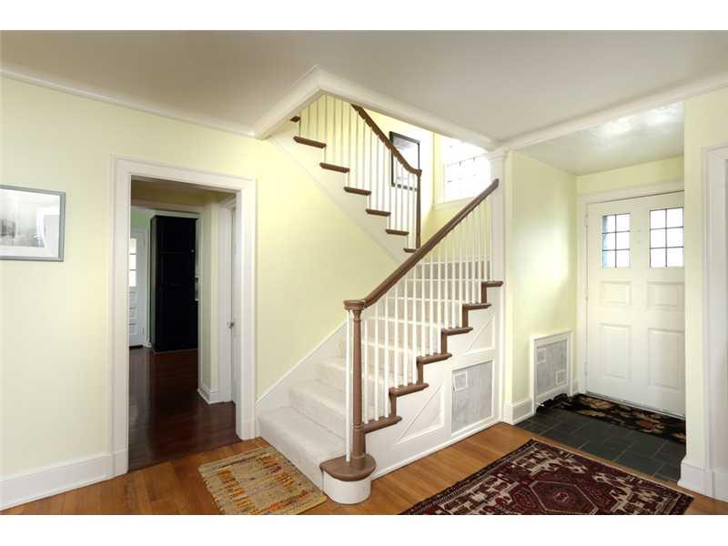 229 Gladstone Road Pittsburgh, PA 15217 - Photo 4 of 25 Entry/Foyer.
