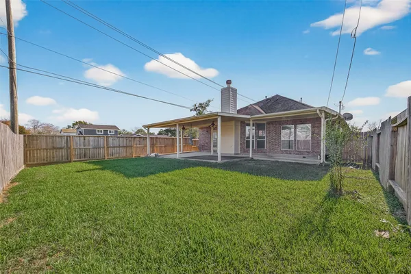 a view of a yard in front of house