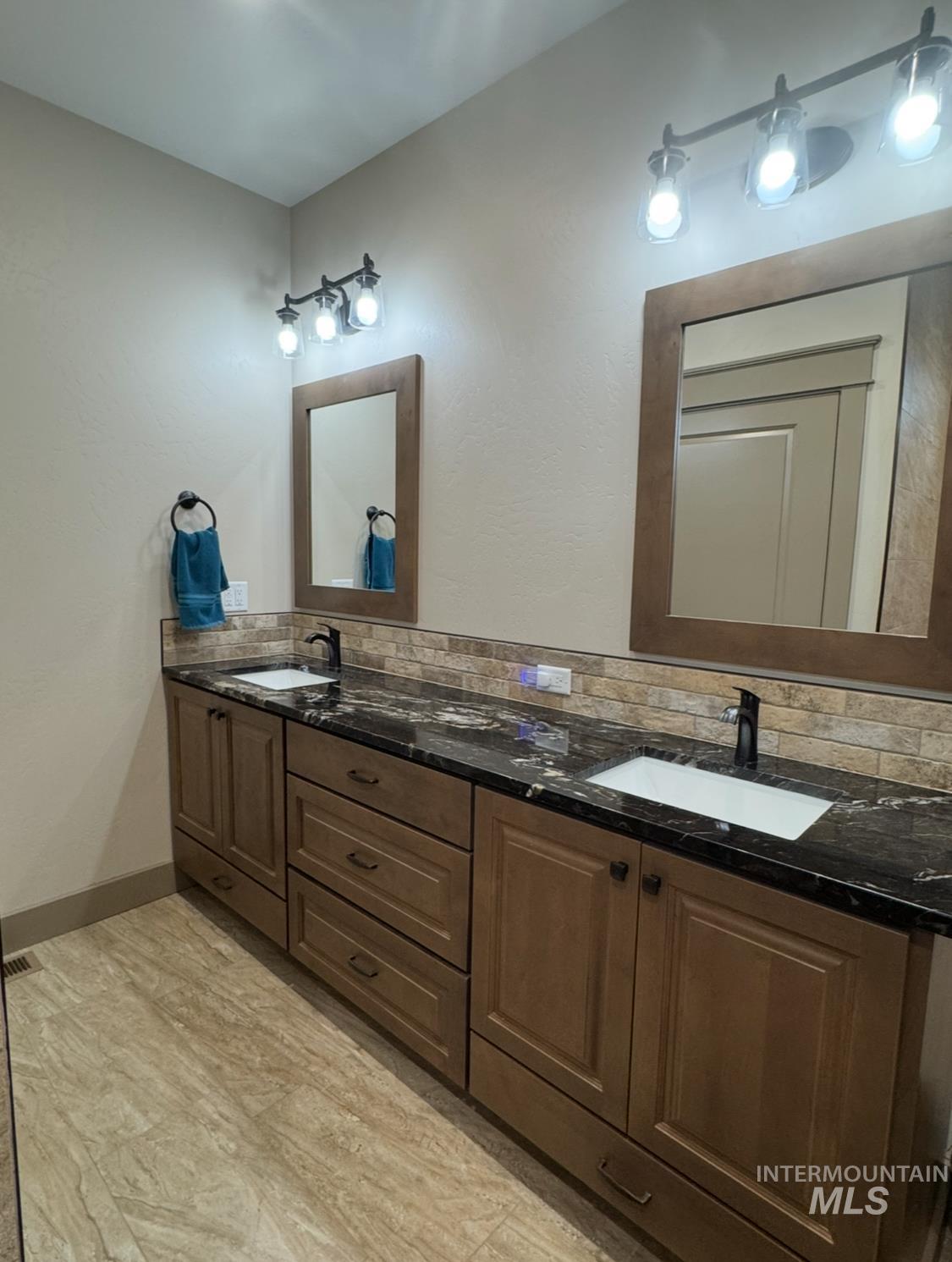 1346 Zephlyn Street Twin Falls, ID 83301 - Photo 17 of 34 Full bathroom with double vanity and backsplash