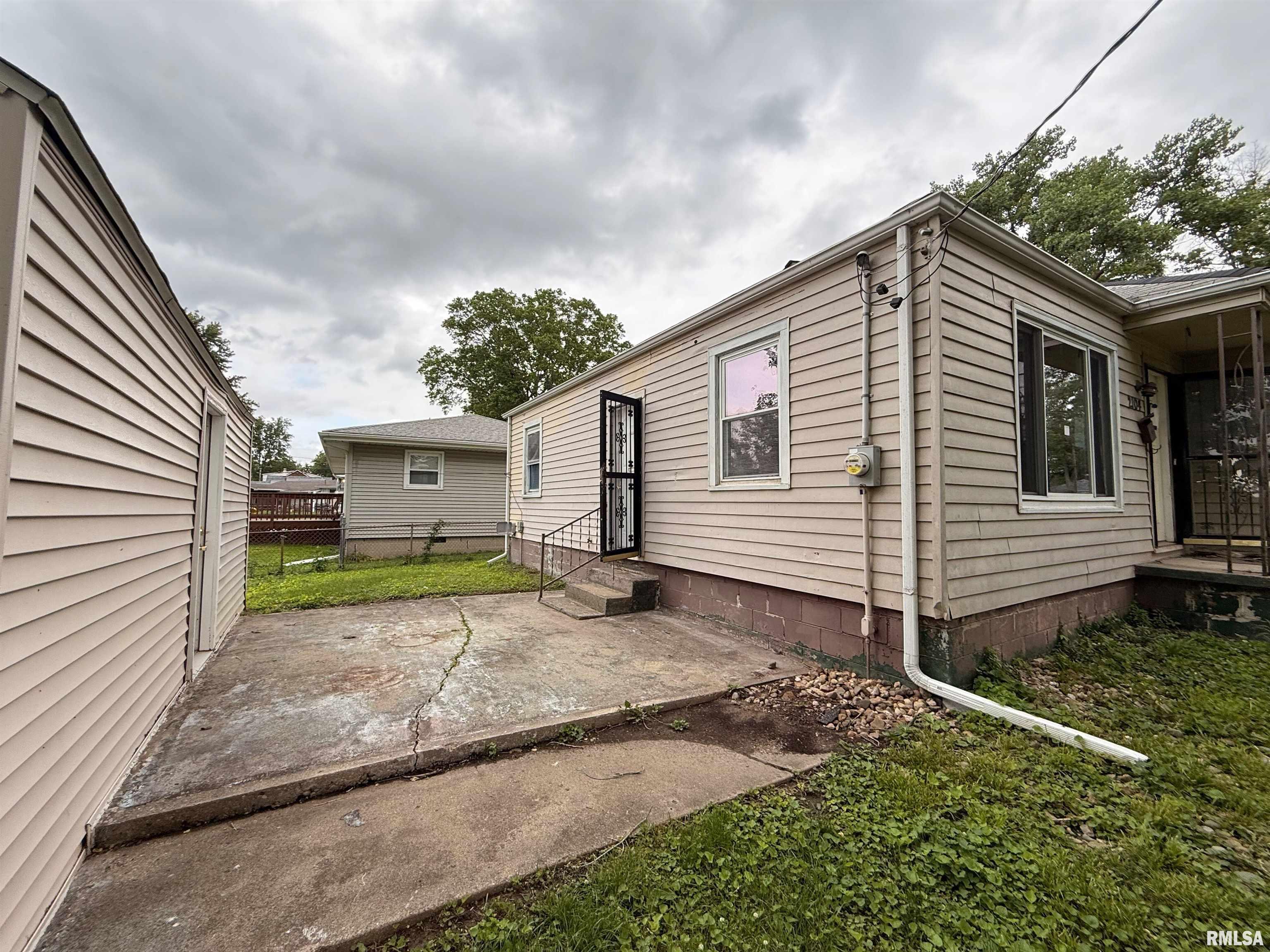 2104 West Packard Street Decatur, IL 62522 - Photo 2 of 32