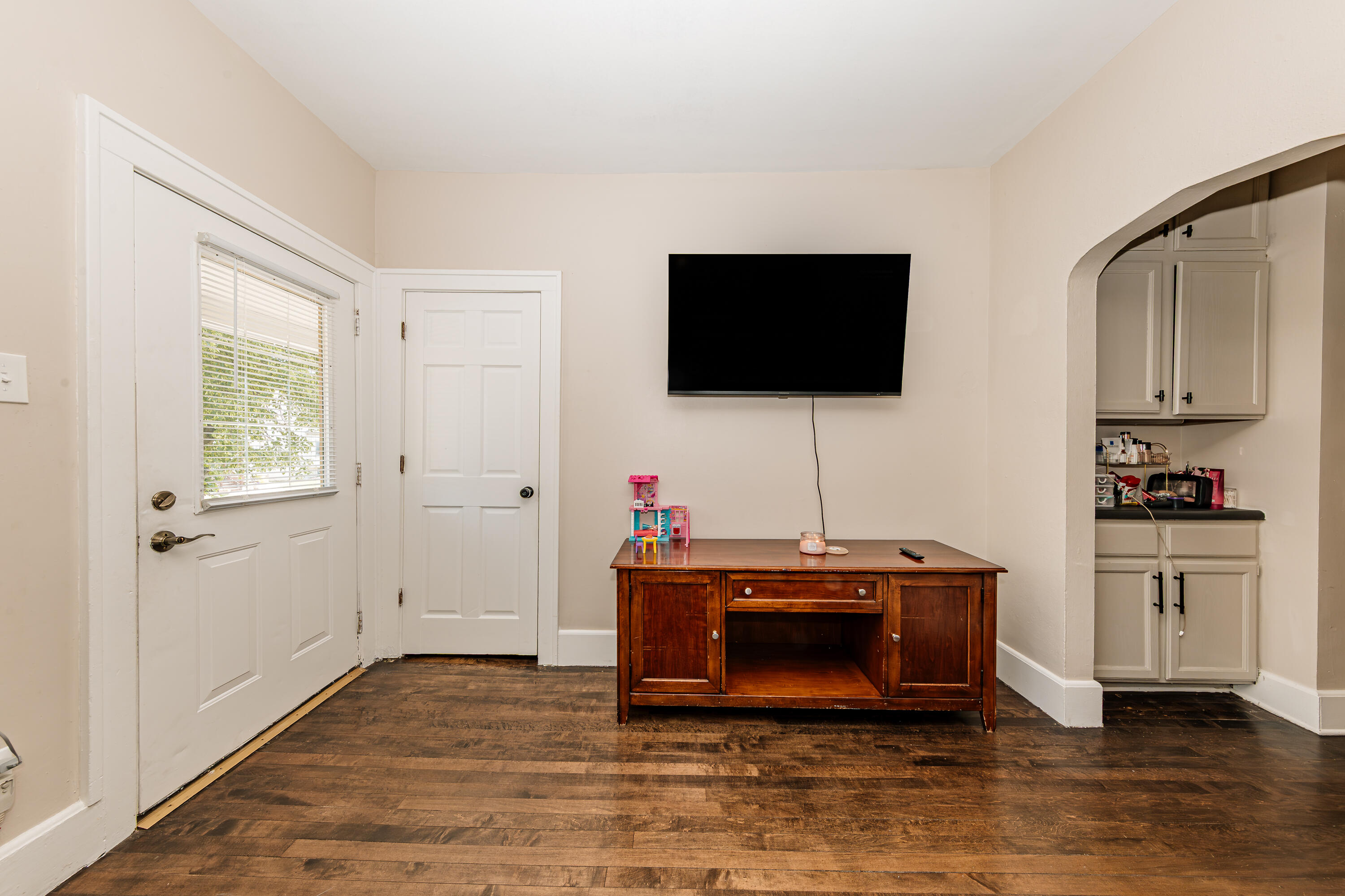 2807 South 9th Street Milwaukee, WI 53215 - Photo 5 of 30 Living Room - Unit 1