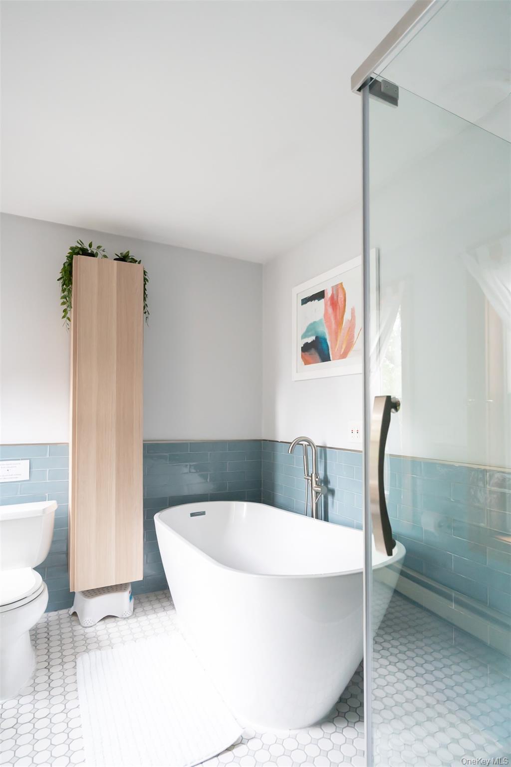 175 Liberty Street Newburgh, NY 12550 - Photo 39 of 50 a bathroom with a bathtub and a toilet