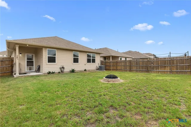 a view of a house with backyard