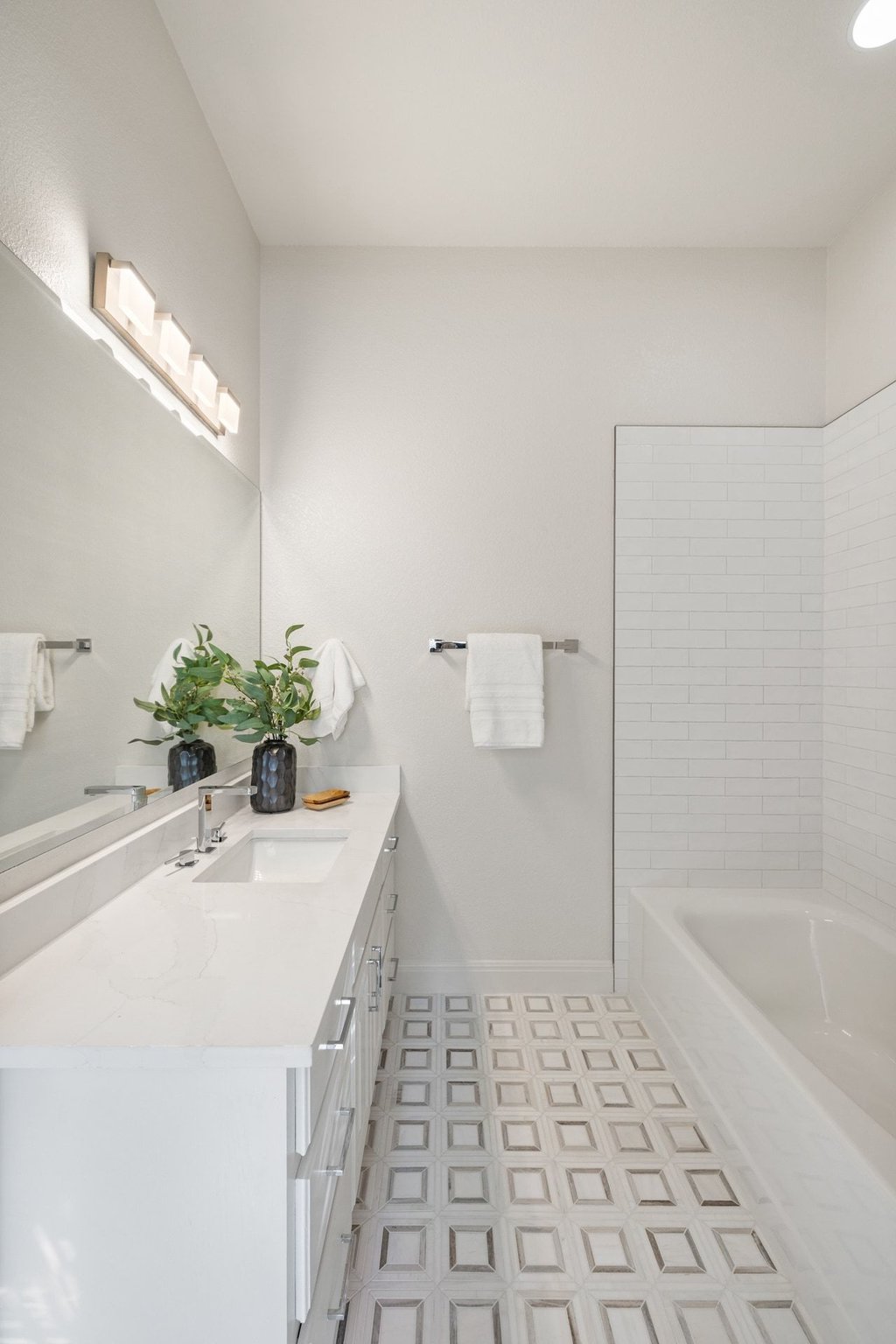 7738 Sandia Loop Austin, TX 78735 - Photo 21 of 40 Bedroom #2 Ensuite Bath