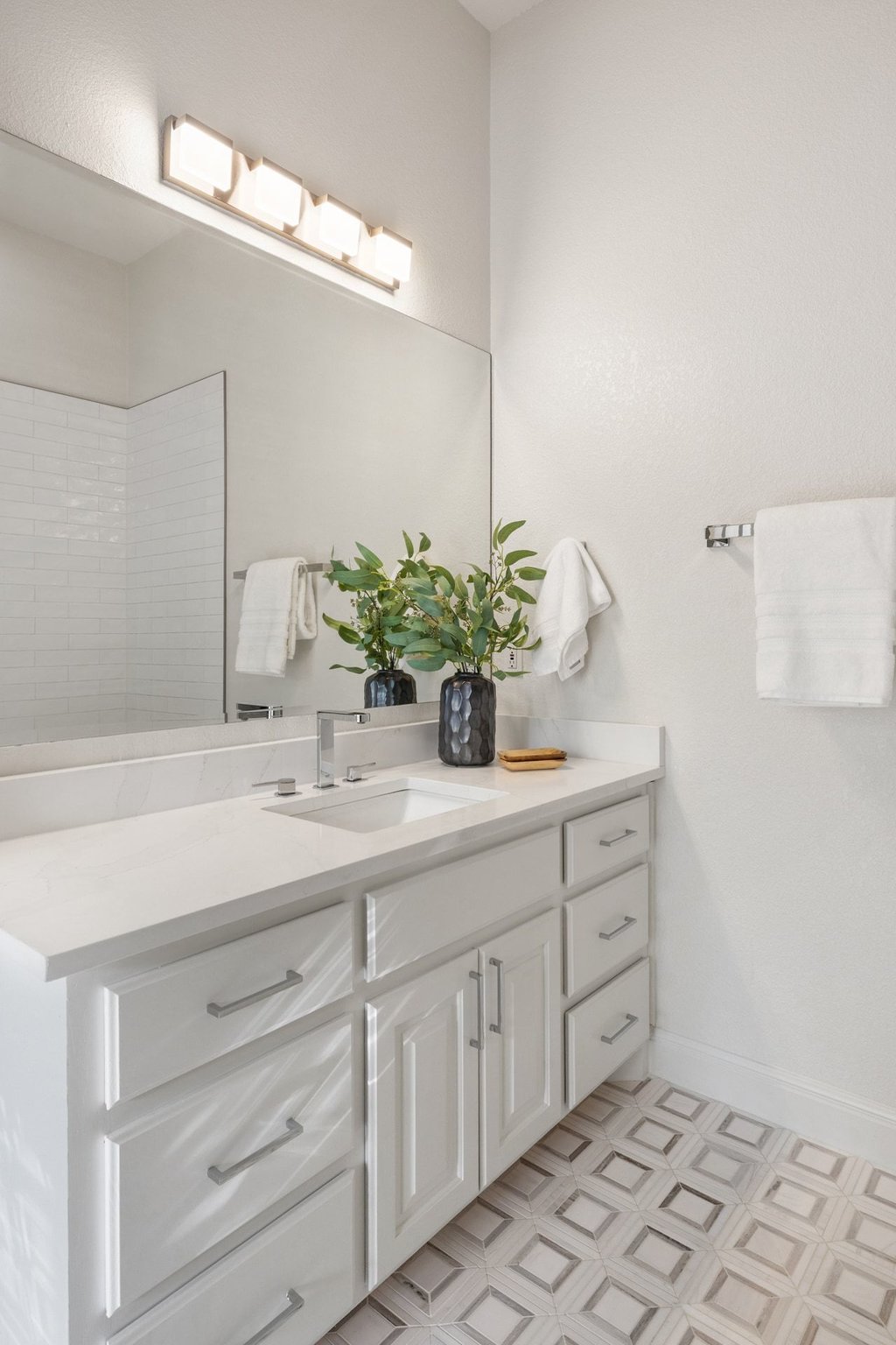 7738 Sandia Loop Austin, TX 78735 - Photo 22 of 40 Bedroom #2 Ensuite Bath