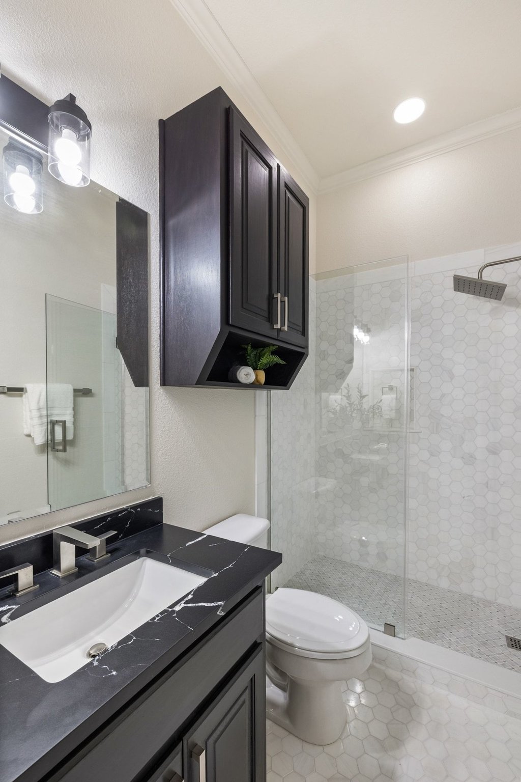 7738 Sandia Loop Austin, TX 78735 - Photo 25 of 40 Bedroom #3 nearby bath