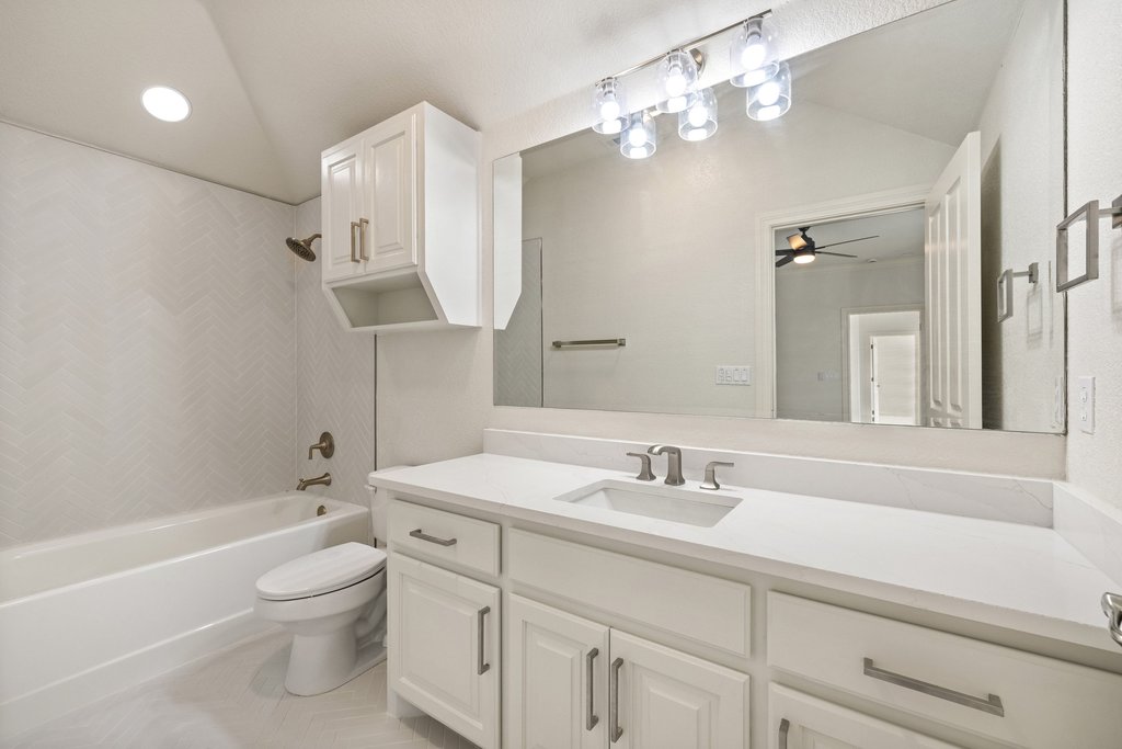 7738 Sandia Loop Austin, TX 78735 - Photo 31 of 40 Bedroom 5 Ensuite Bath