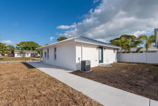 $2,700 | 3244 Jefferson Street, Stuart, FL 34997