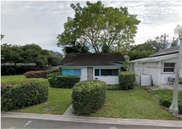 a view of outdoor space yard and front view of a house