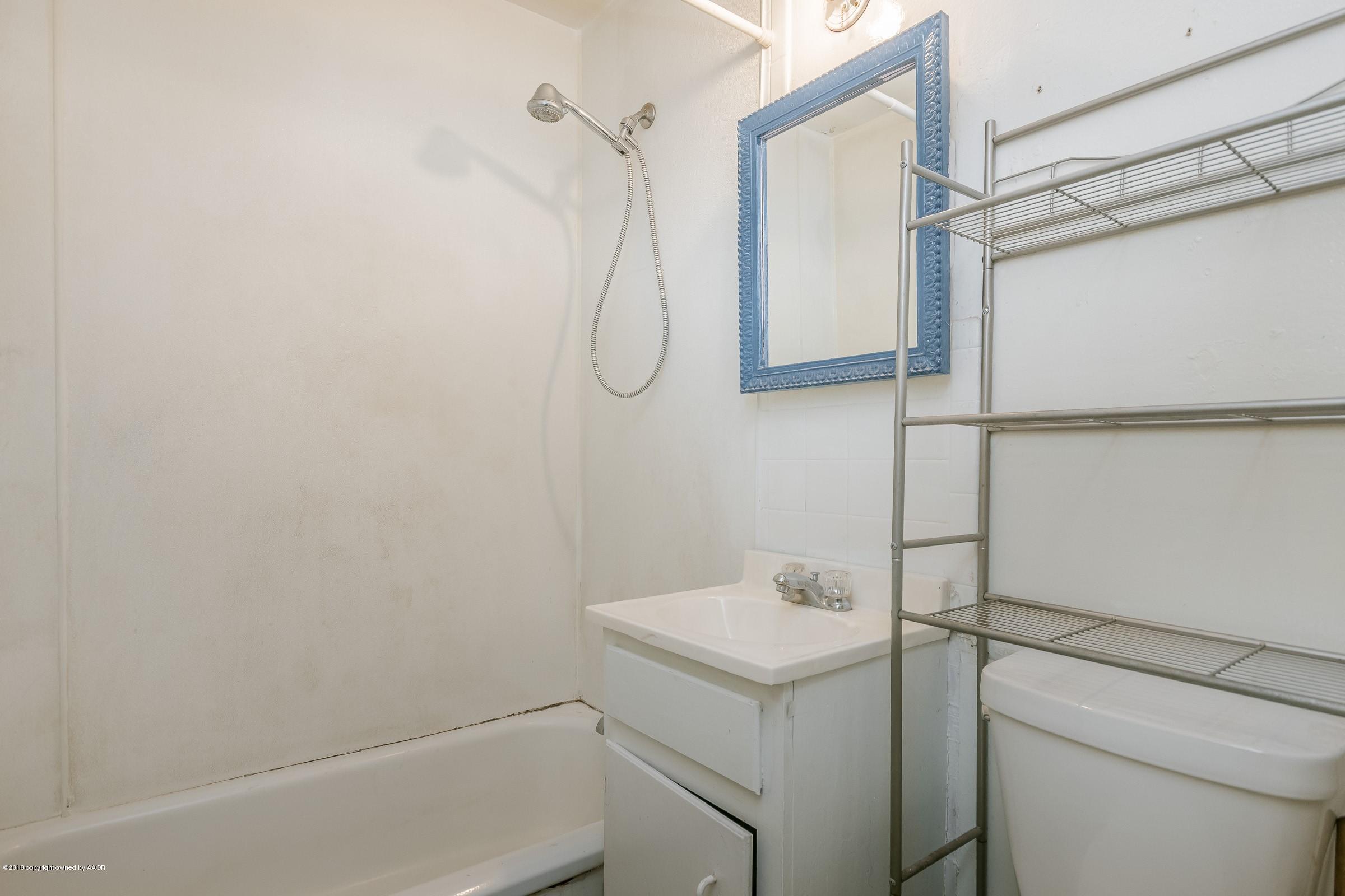 529 Southwest 45th Avenue Amarillo, TX 79110 - Photo 11 of 16 011_Hall Bathroom