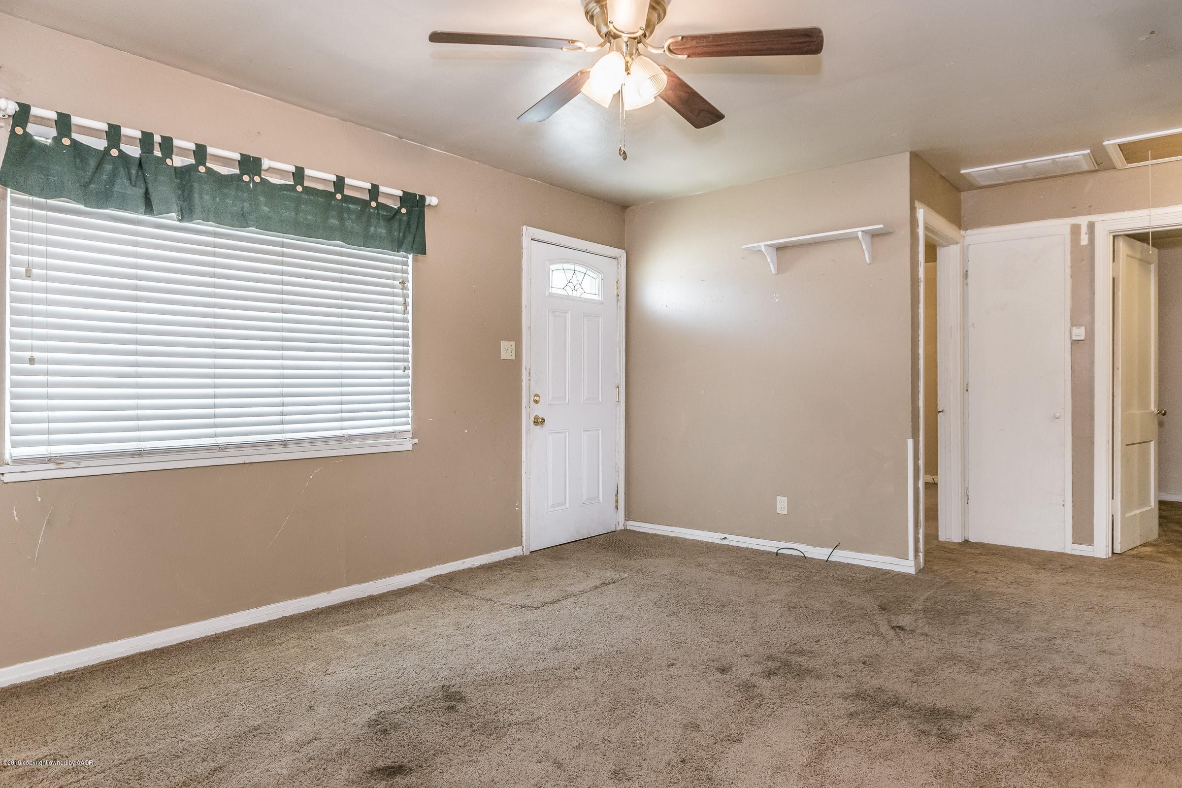 529 Southwest 45th Avenue Amarillo, TX 79110 - Photo 2 of 16 002_Living Room