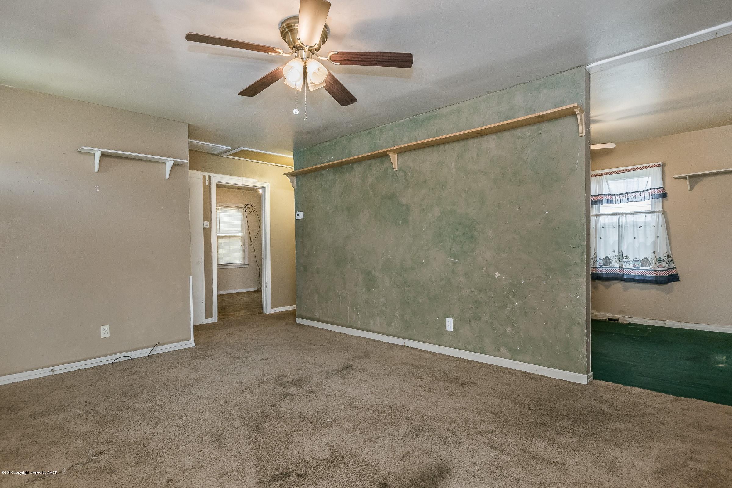 529 Southwest 45th Avenue Amarillo, TX 79110 - Photo 3 of 16 003_Living Room-2