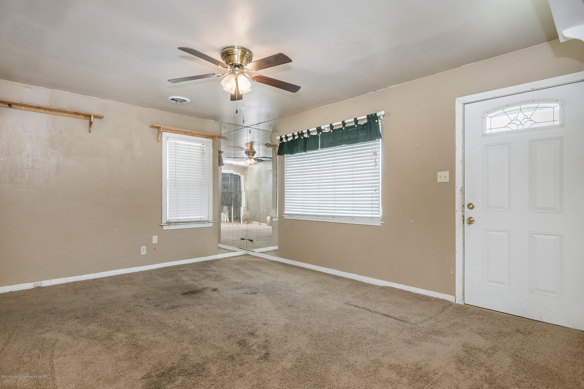 529 Southwest 45th Avenue Amarillo, TX 79110 - Photo 4 of 16 004_Living Room-3