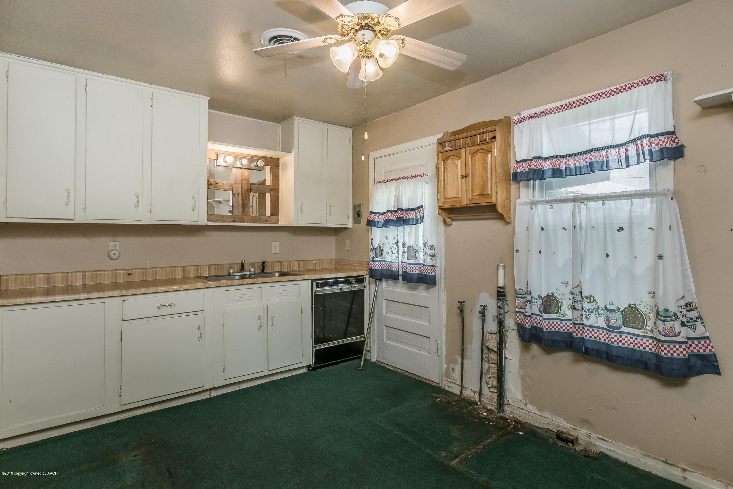 529 Southwest 45th Avenue Amarillo, TX 79110 - Photo 5 of 16 005_Kitchen