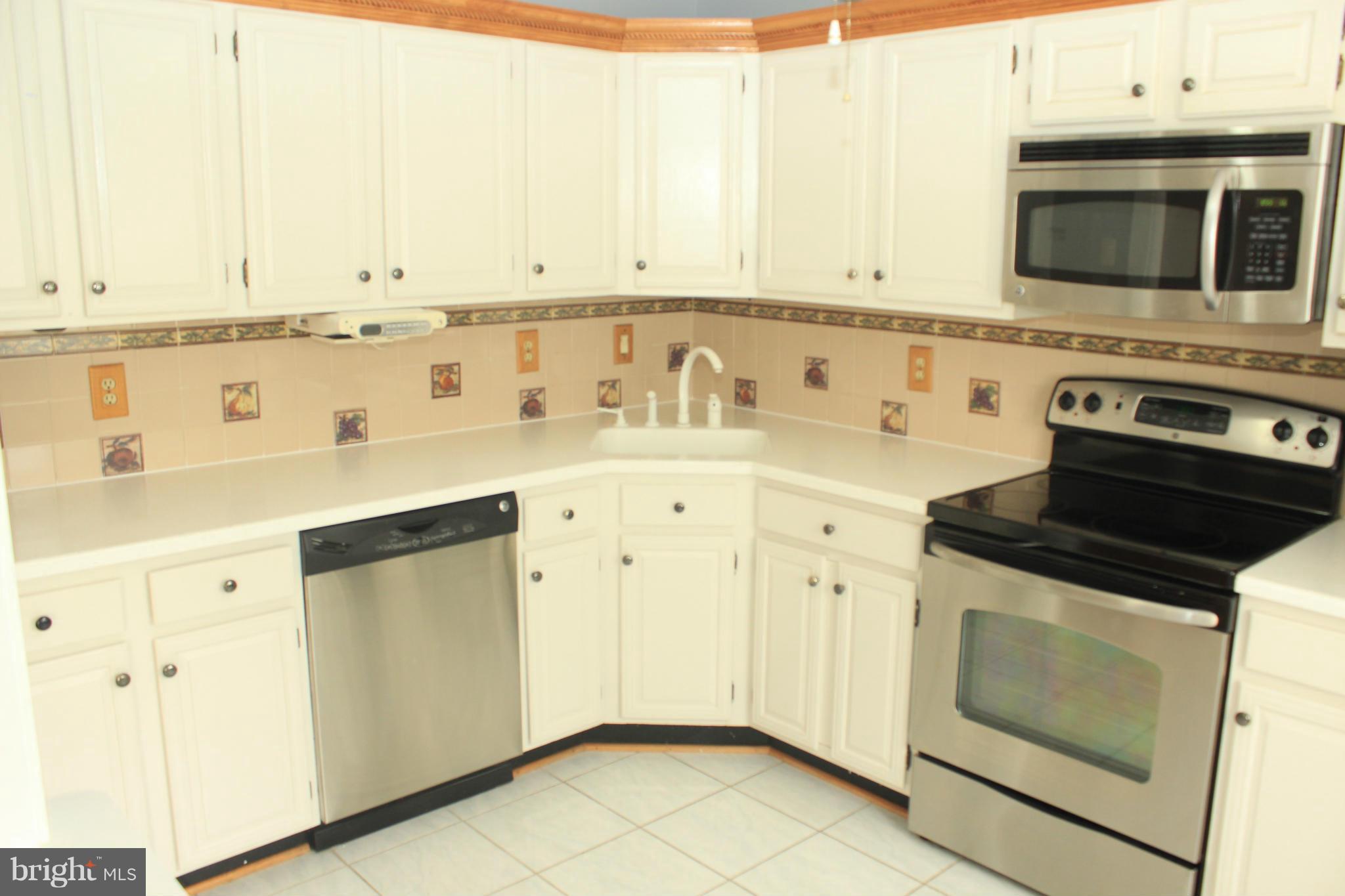 2359 Hunters Square Court Reston, VA 20191 - Photo 6 of 23 Kitchen