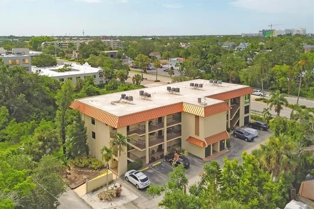 $349,000 | 1650 Pine Tree Lane, Unit 105, Sarasota, FL 34236