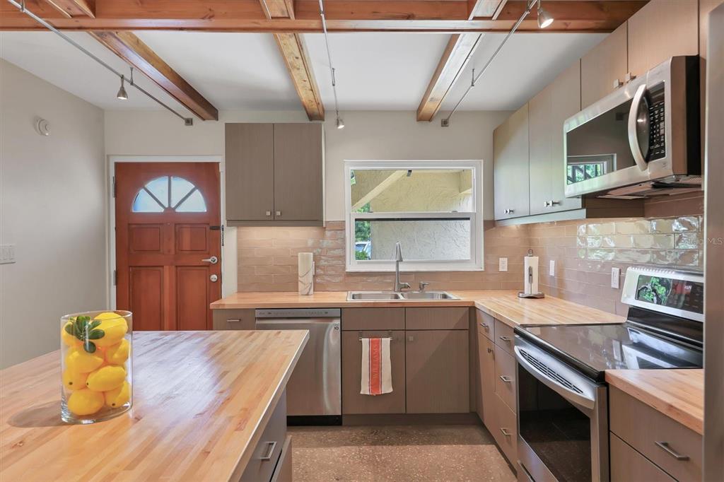 1650 Pine Tree Lane, Unit 105 Sarasota, FL 34236 - Photo 9 of 29