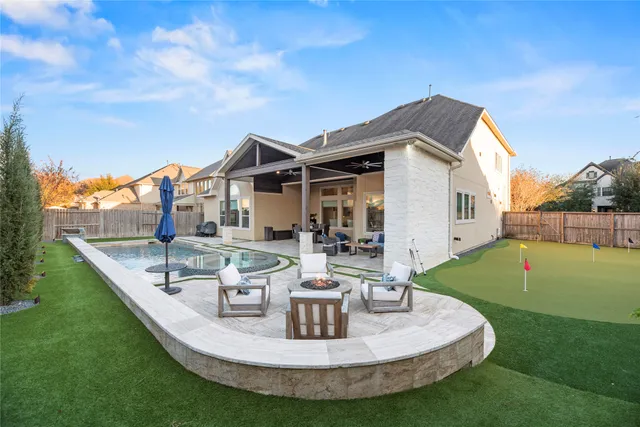 a view of a house with backyard