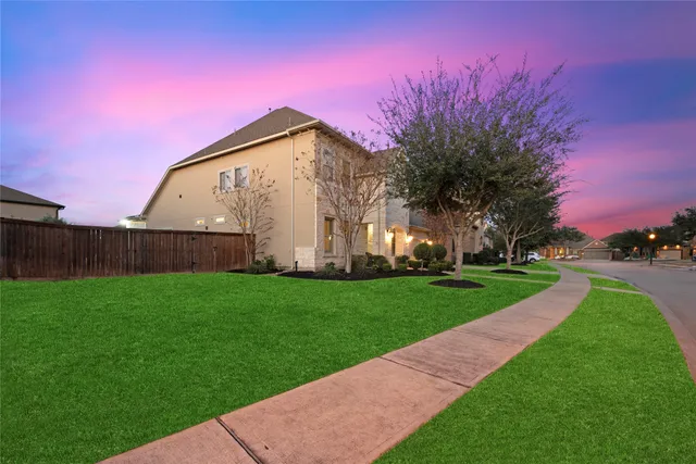 a view of a back yard