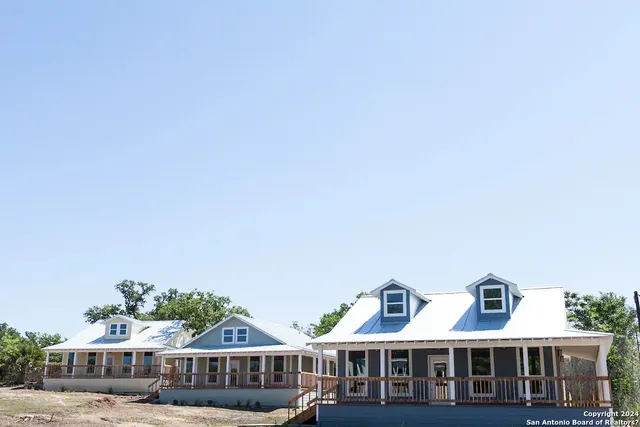 a view of residential houses with yard