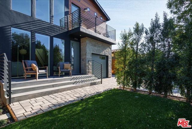 a view of a house with backyard and porch