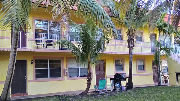 $1,575 | 1826 Cleveland Street, Unit 2, Hollywood, FL 33020