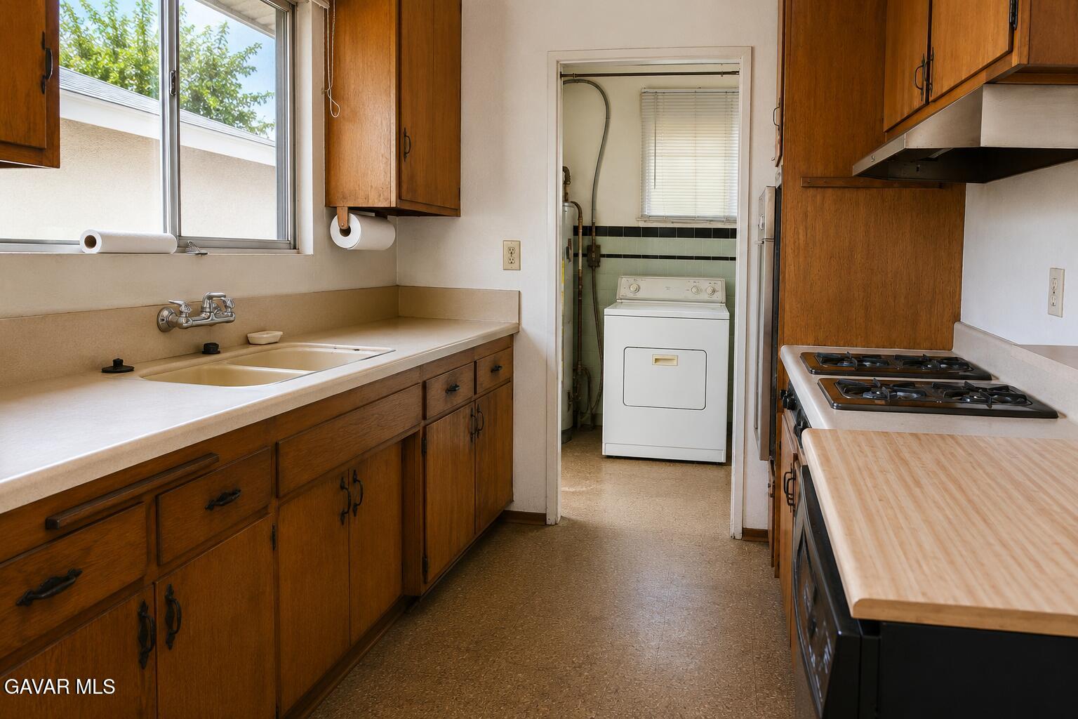 45339 Raysack Avenue Lancaster, CA 93535 - Photo 8 of 11 Laundry Room