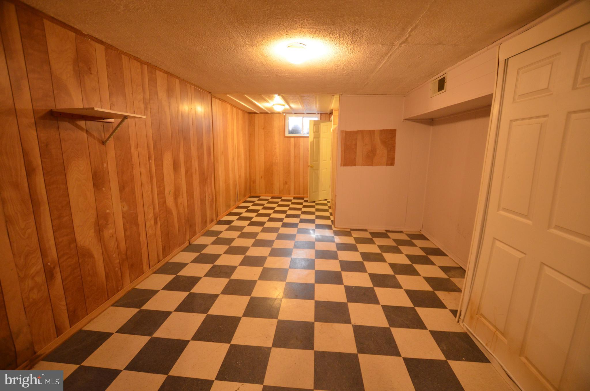 36 Steven Court, Unit 211 Gaithersburg, MD 20877 - Photo 22 of 24 a black and white checkered floor