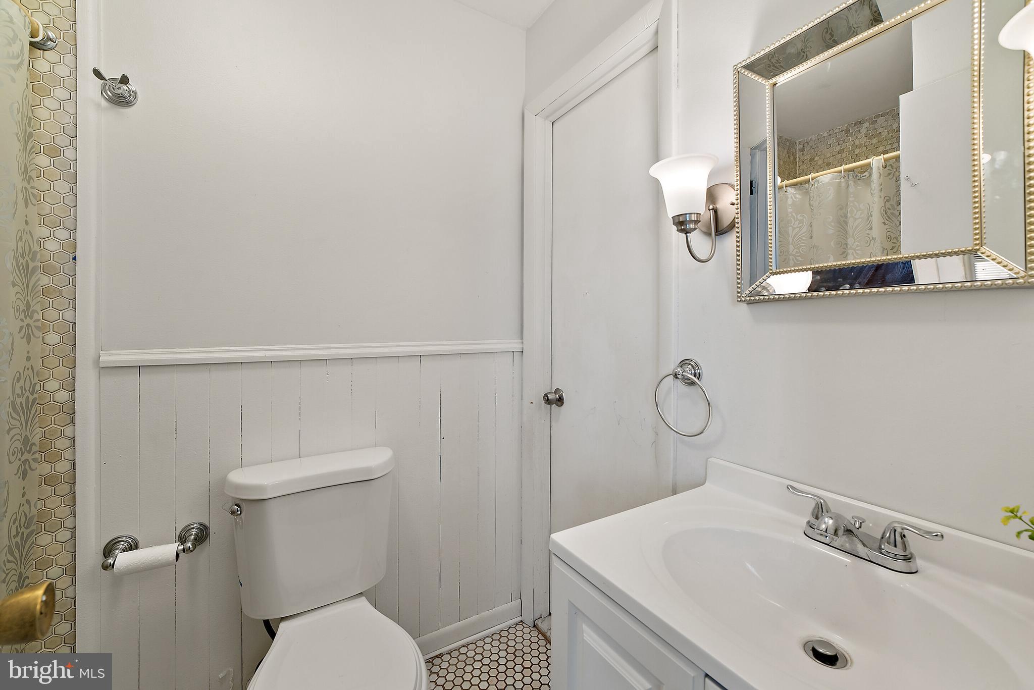 8286 Stable Gate Road Warrenton, VA 20186 - Photo 30 of 52 bath off bedroom or kitchen