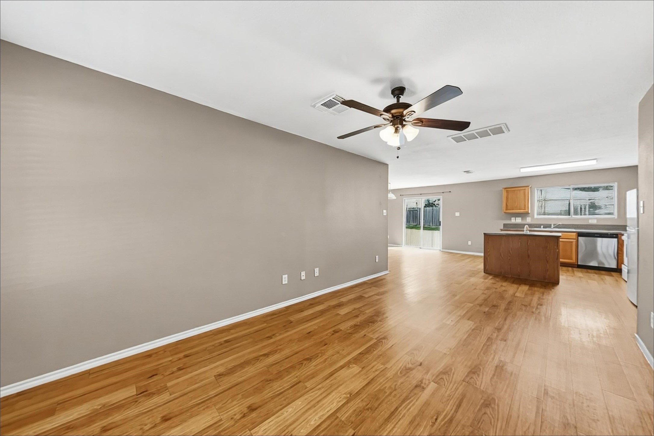 504 Leaf Cluster Court East Conroe, TX 77301 - Photo 5 of 16