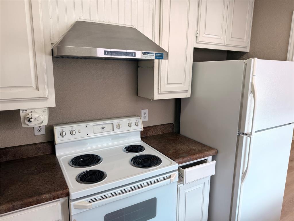 453 Strata Drive Denton, TX 76201 - Photo 15 of 15 a kitchen with a stove and a refrigerator