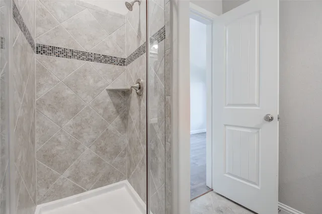 $2,900 | 12816 Oak Falls Drive, Pearland, TX 77584