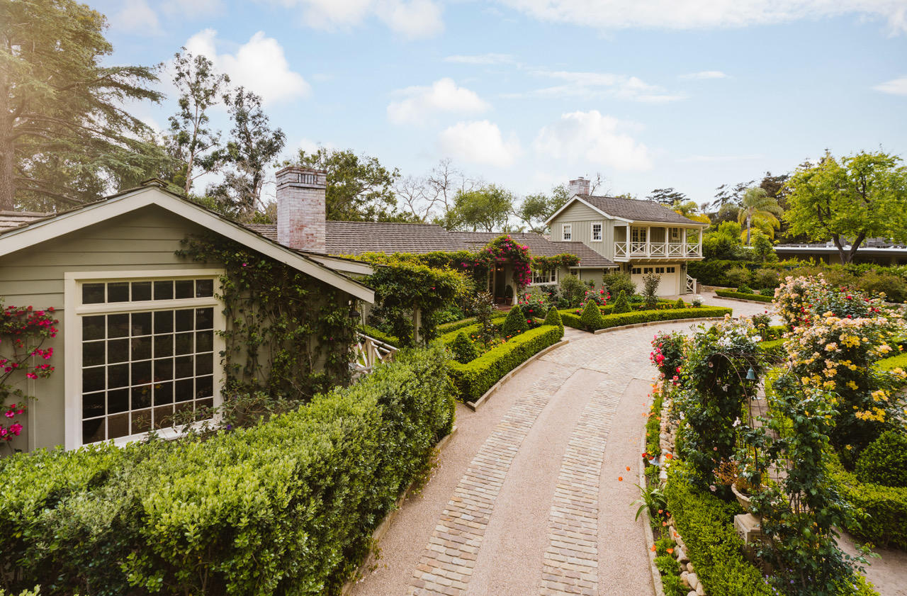 a view of houses with sky view