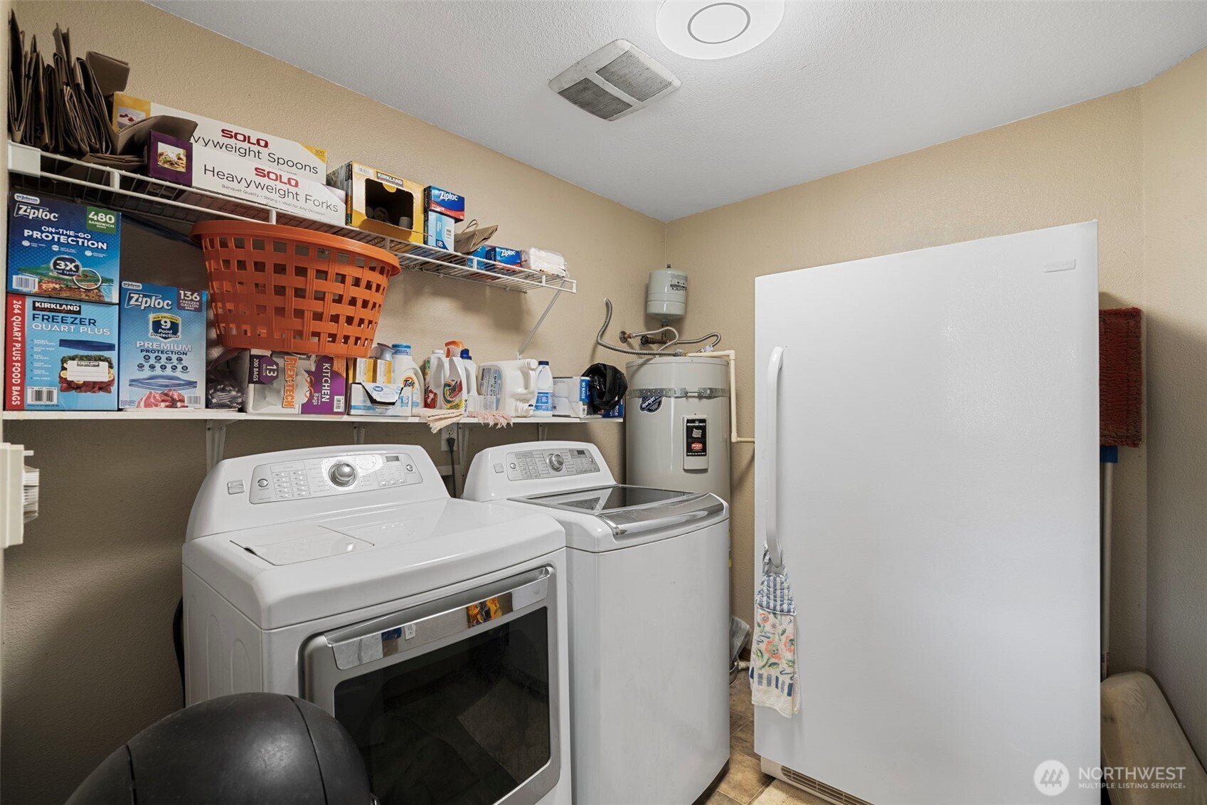 146 Rocky Lane Chehalis, WA 98532 - Photo 17 of 40 a utility room with dryer and washer