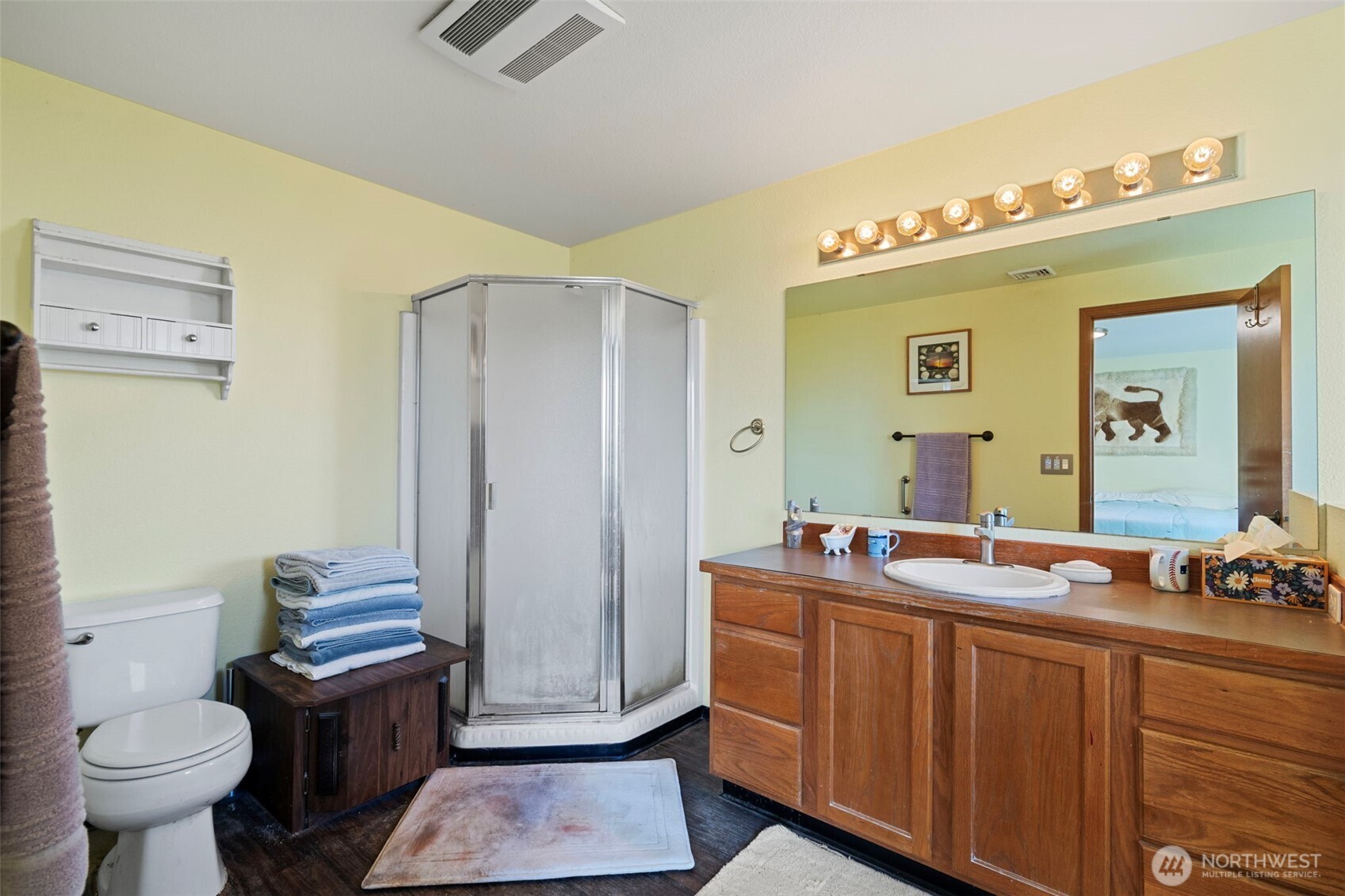 146 Rocky Lane Chehalis, WA 98532 - Photo 20 of 40 a bathroom with a sink toilet and mirror