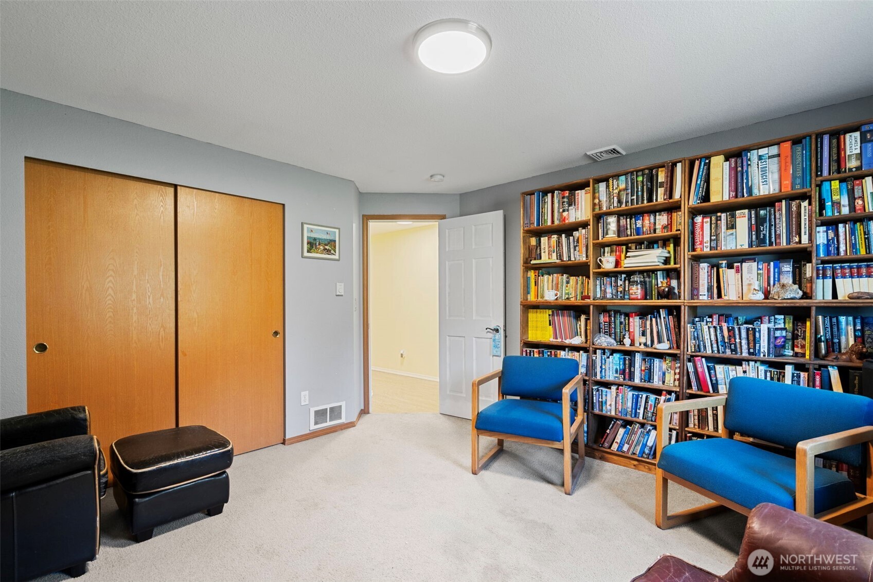 146 Rocky Lane Chehalis, WA 98532 - Photo 26 of 40 a living room with furniture and a bookshelf
