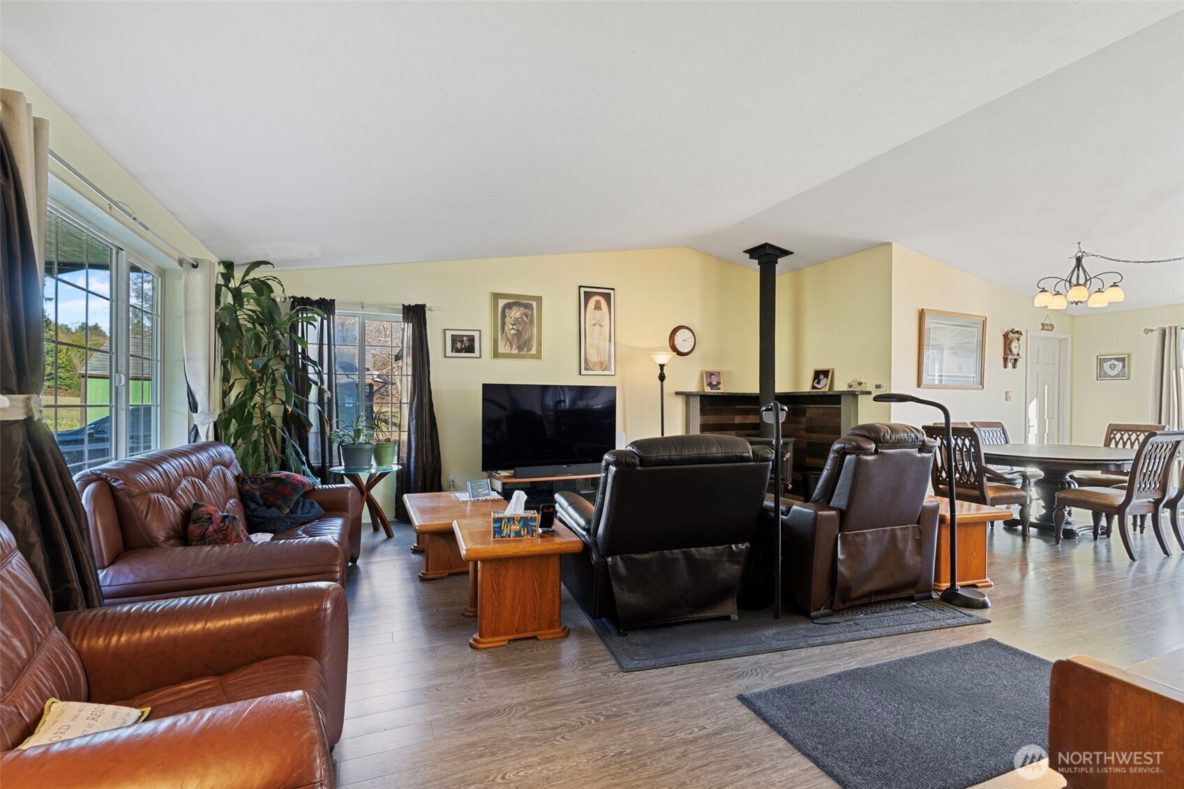 146 Rocky Lane Chehalis, WA 98532 - Photo 5 of 40 a living room with furniture and a flat screen tv